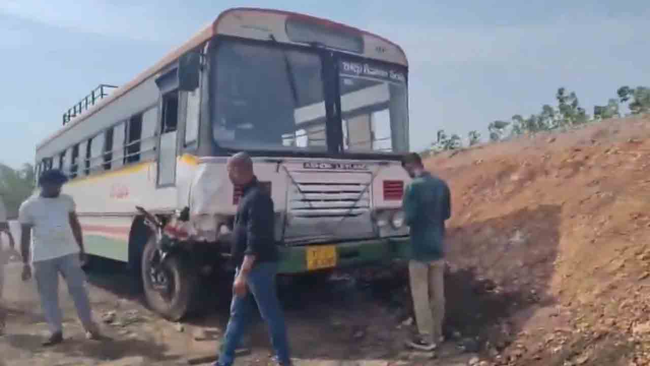 RTC bus | చేవెళ్ల పరిధిలో ఆర్టీసీ బస్సుకు తప్పిన ప్రమాదం : వీడియో