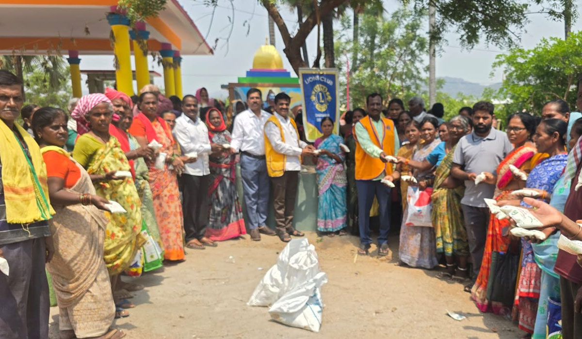Dharmaram Lions Club | ధర్మారం లయన్స్‌క్లబ్‌ ఆధ్వర్యంలో ఉపాధి కూలీలకు మజ్జిగ ప్యాకెట్ల పంపిణీ