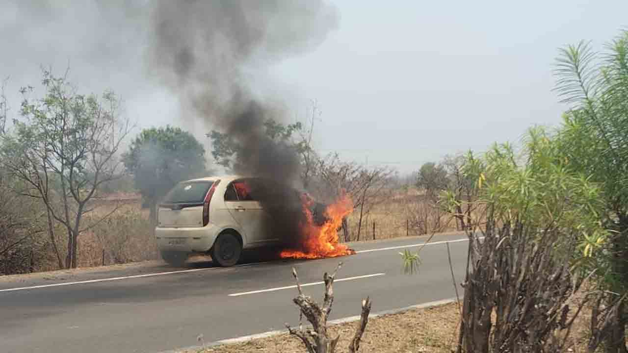 Adilabad | ఇచ్చోడ రహదారిపై కారులో మంటలు