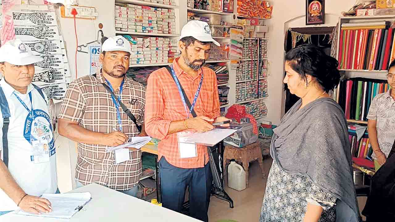 లేకున్నా.. ఉన్నట్టే రాయాలి.. ఎన్యుమరేటర్లపై కాంగ్రెస్‌ సర్కారు ఒత్తిడి!