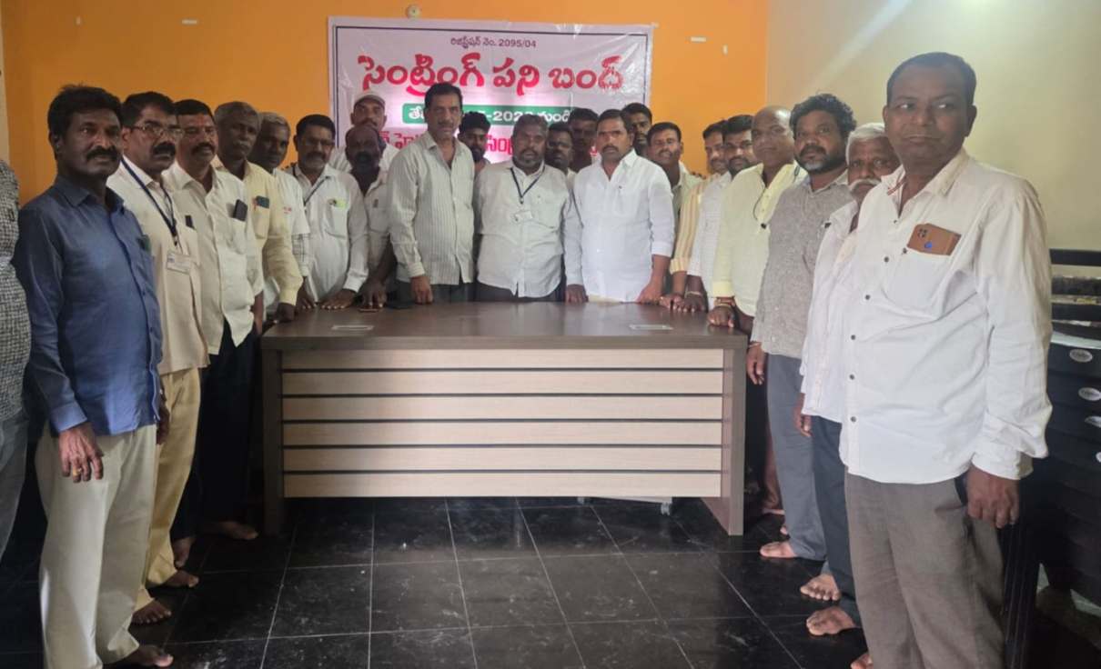 Centering Workers Protest | న్యాయపోరాటానికి సిద్ధమైన సెంట్రింగ్ కార్మికులు.. ఇందిరా పార్క్ వేదికగా మహాధర్నా!