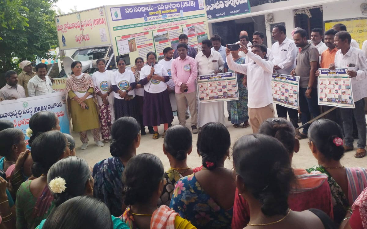 'ఇంకుడు గుంత‌ల నిర్మాణాన్ని ఉద్య‌మంలా చేప‌ట్టాలి'