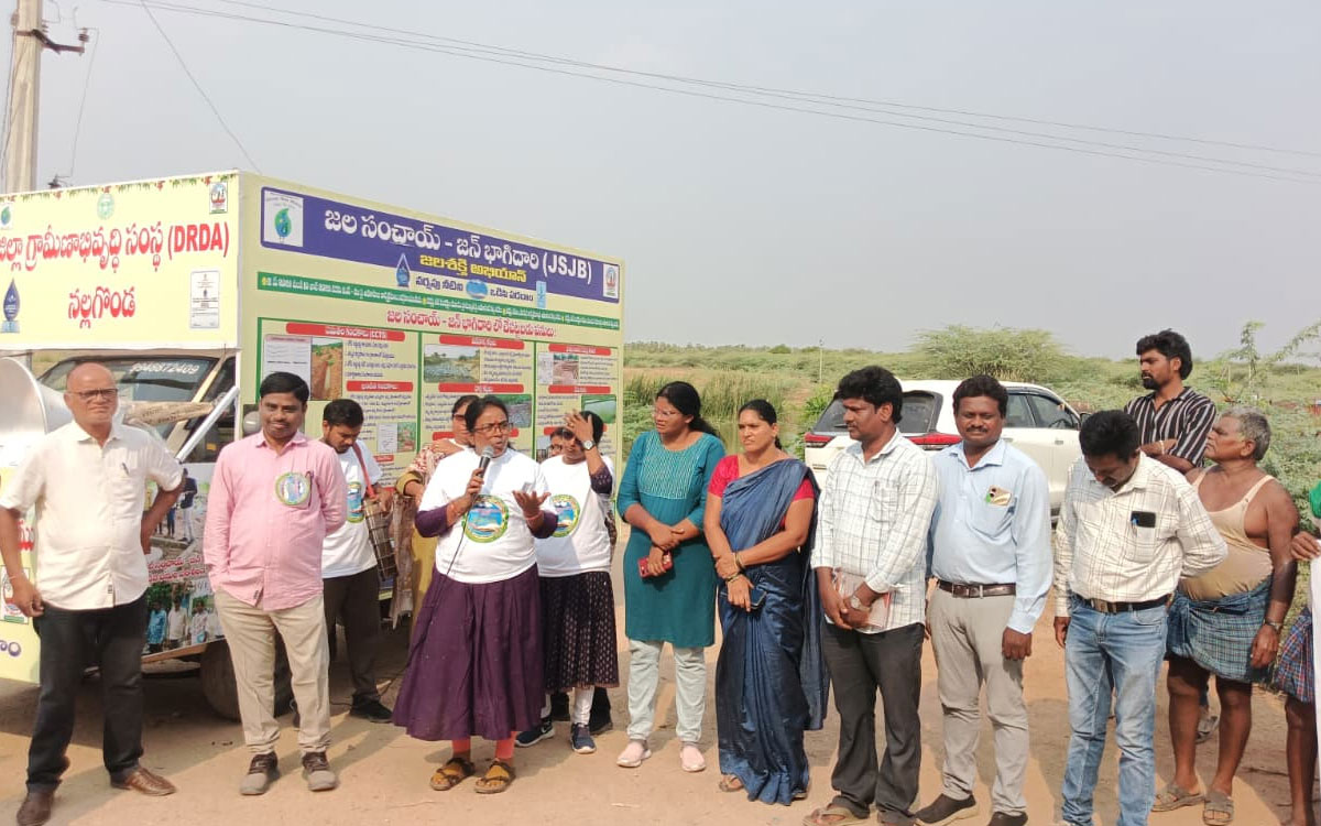‘ఇంకుడు గుంత‌ల నిర్మాణాన్ని ఉద్య‌మంలా చేప‌ట్టాలి’