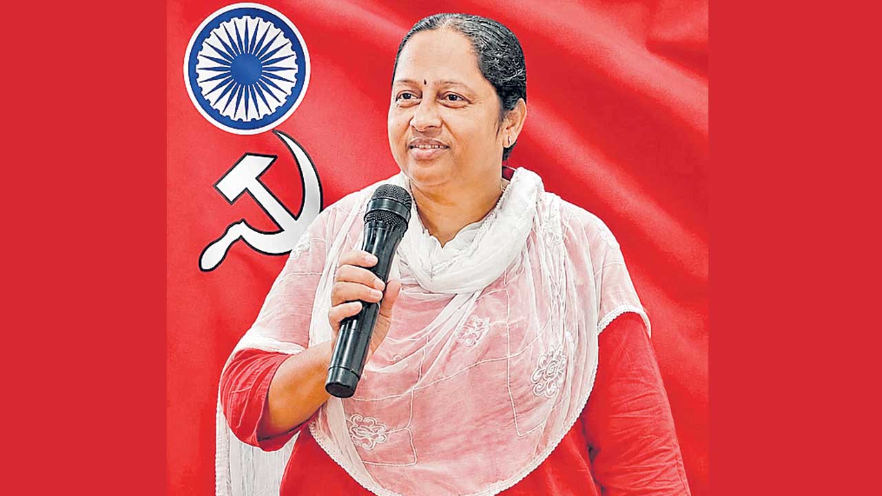 పరారీలో బండి భగీరథ్‌