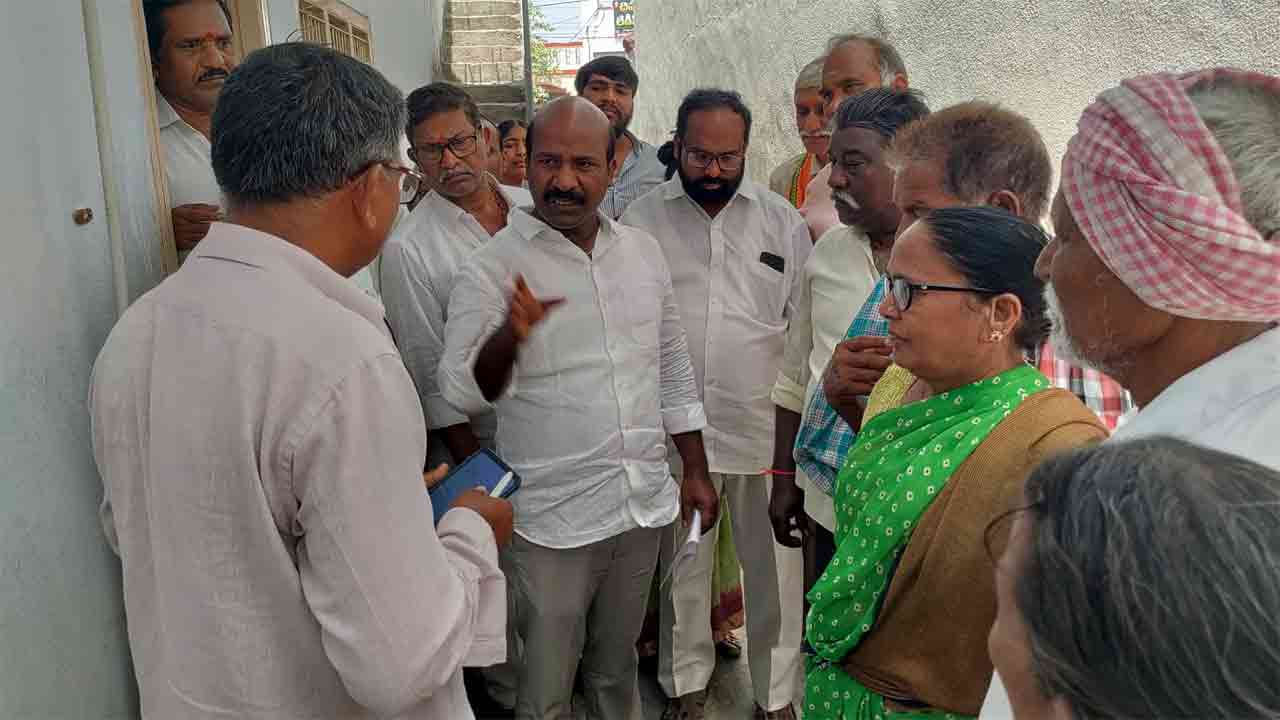 పెన్షన్ల పంపిణీలో ప్రభుత్వ నిర్లక్ష్య ధోరణిపై మండిపడ్డ చిరుమర్తి లింగయ్య