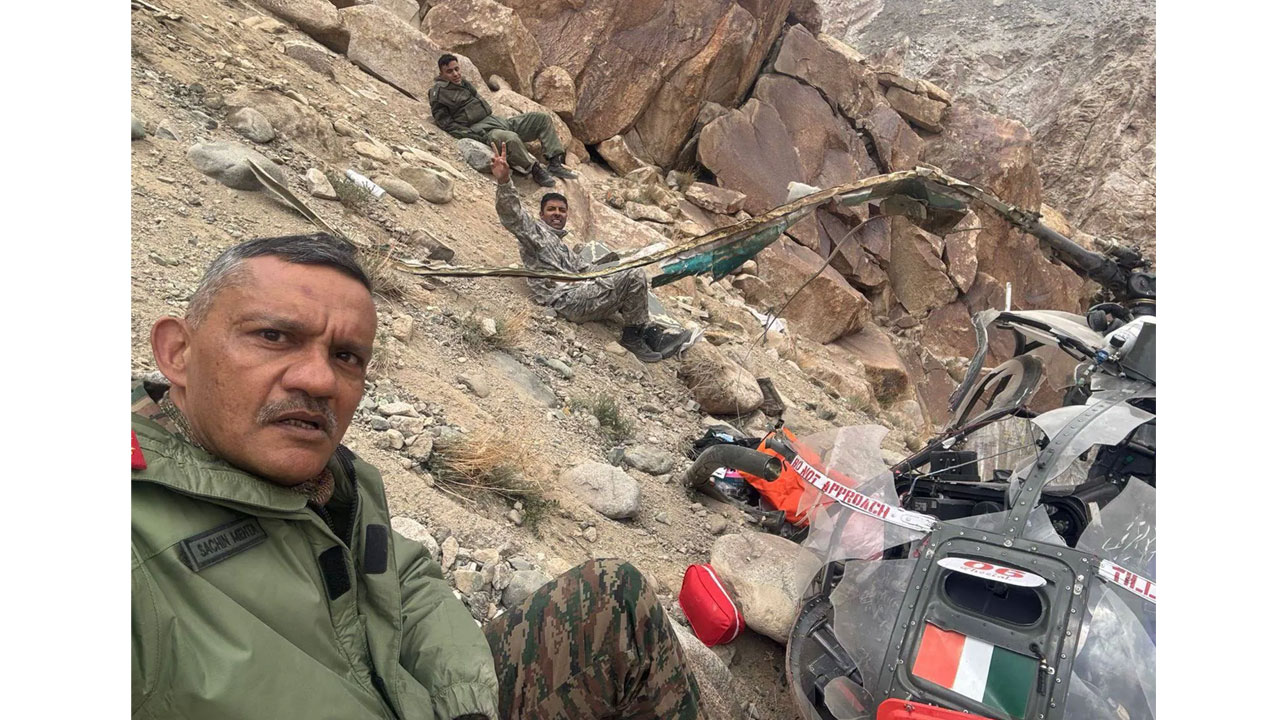 Chopper Crash: కూలిన చీతా హెలికాప్ట‌ర్‌.. ముగ్గురు ఆర్మీ ఆఫీస‌ర్ల‌కు త‌ప్పిన ప్ర‌మాదం.. సెల్ఫీ దిగిన మేజ‌ర్ జ‌న‌ర‌ల్‌