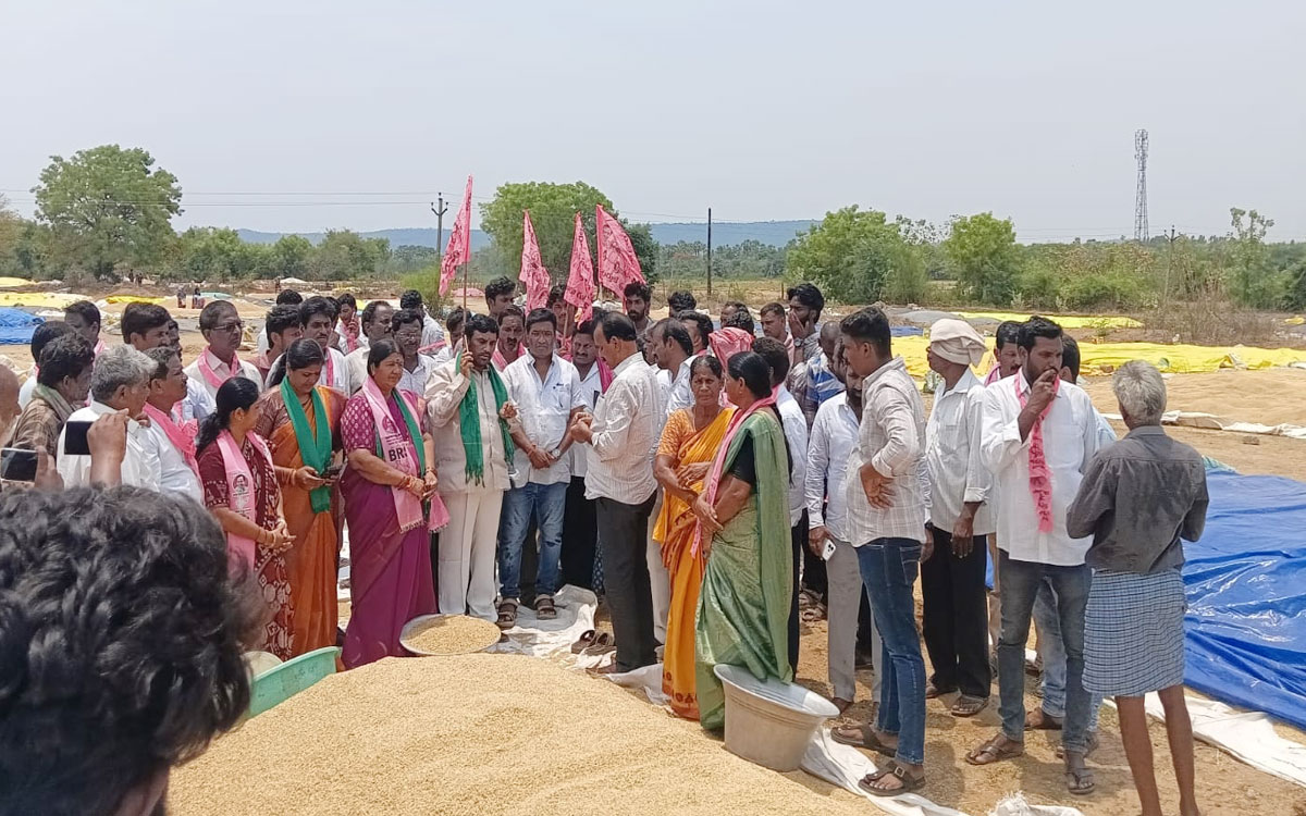 'నెల రోజులైనా ధాన్యం కొనుగోలు చేయ‌క‌పోవ‌డం దారుణం'