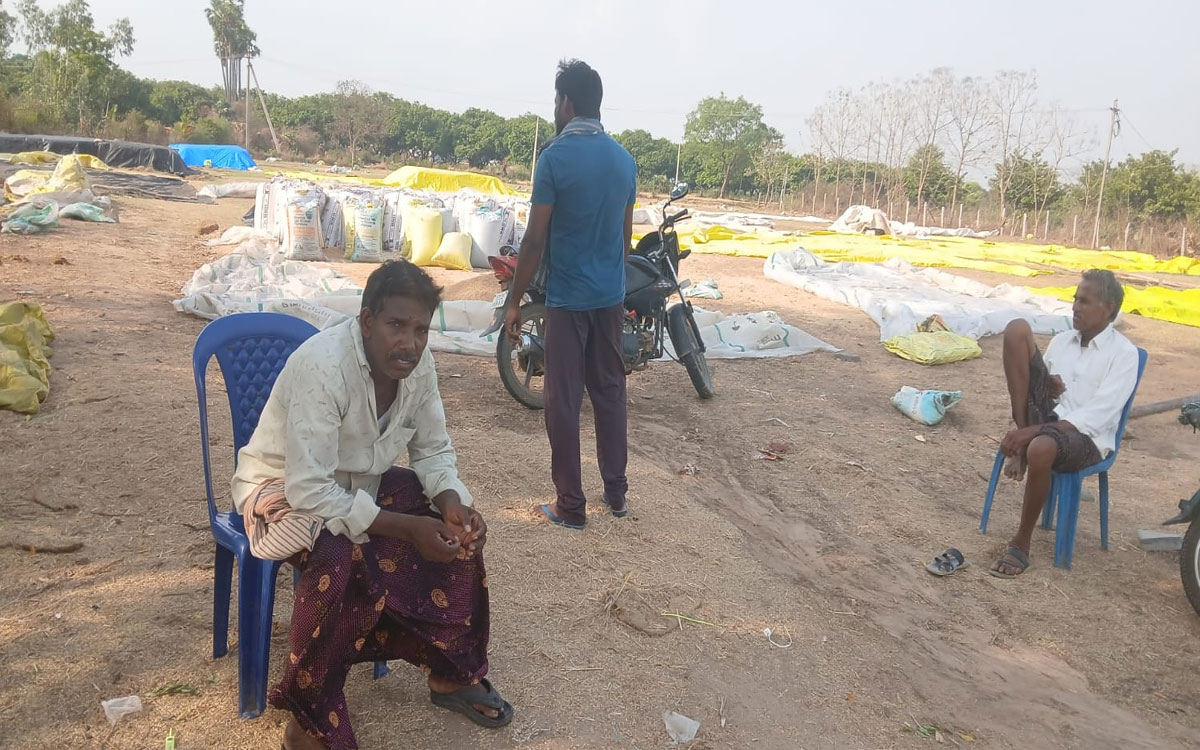 ‘కొనుగోలు కేంద్రాల వద్ద‌ రైతుల పడిగాపులు’