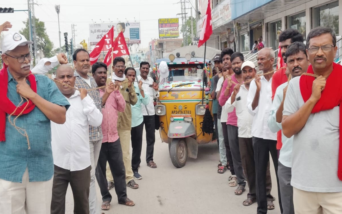 ధ‌ర‌ల‌పై పెంపుపై తాళ్లతో ఆటో లాగి నిరసన