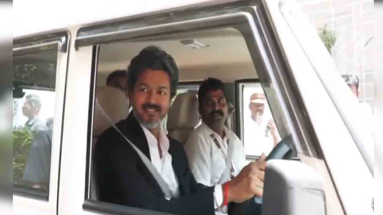 CM Vijay | డ్రైవింగ్ సీట్లో దళపతి.. మెడికల్ సర్వీస్ జీప్‌ను టెస్ట్ డ్రైవ్ చేసిన సీఎం విజయ్!