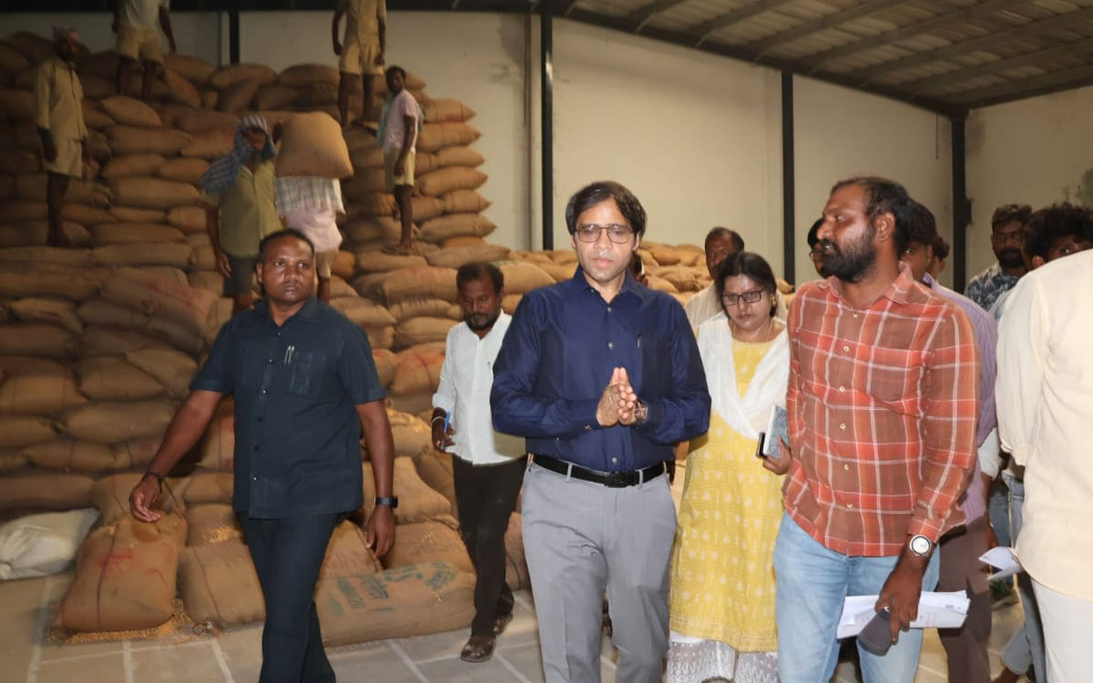 మొక్క‌జొన్న అన్‌లోడింగ్‌ను వేగంగా పూర్తి చేయాలి : కలెక్టర్ అంకిత్