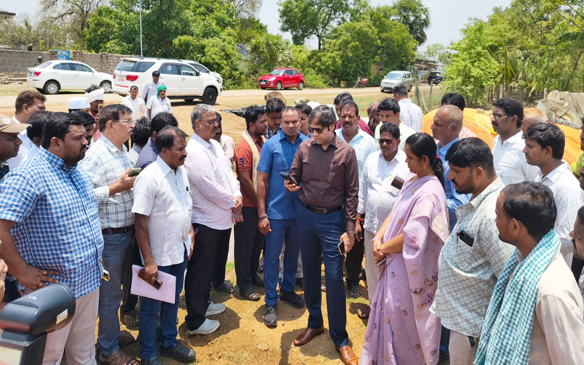 మొక్కజొన్న కొనుగోలు కేంద్రాలను పరిశీలించిన కలెక్టర్ అంకిత్