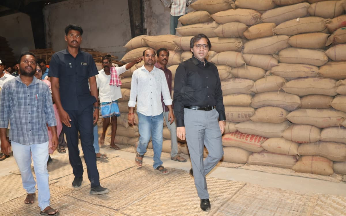 రాత్రి వేళల్లోనూ మొక్కజొన్న అన్లోడింగ్ కొనసాగేలా చర్యలు : కలెక్టర్ అంకిత్
