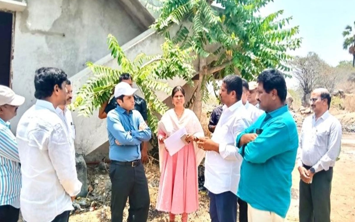 లెప్రసీ కాలనీ రోడ్డు సమస్య పరిష్కరించాలని కలెక్టర్‌కు వినతి