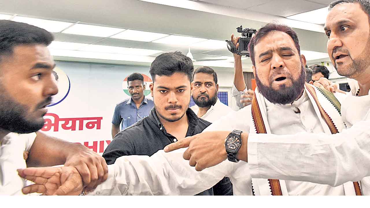 గాంధీభవన్‌లో కొట్టుకున్న నేతలు