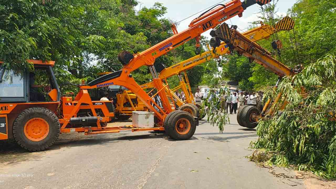 Karepalli | అదుపుతప్పి పల్టీ కొట్టిన క్రేన్.. అక్కడికక్కడే డ్రైవర్ మృతి..!