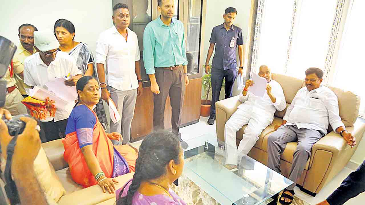 కాంగ్రెస్‌ పాలనలో కలెక్టర్‌కు అవమానం