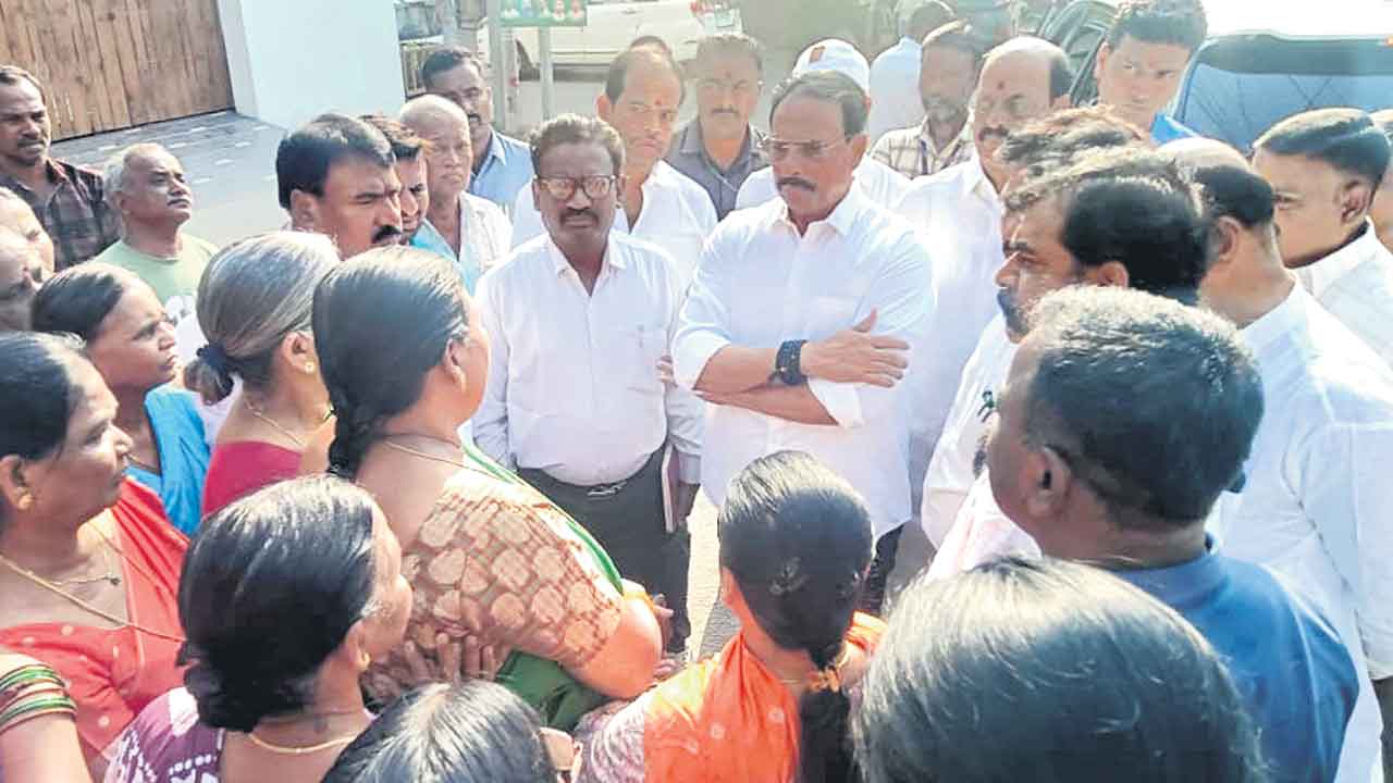 నీళ్ల కోసం దానం నిలదీత