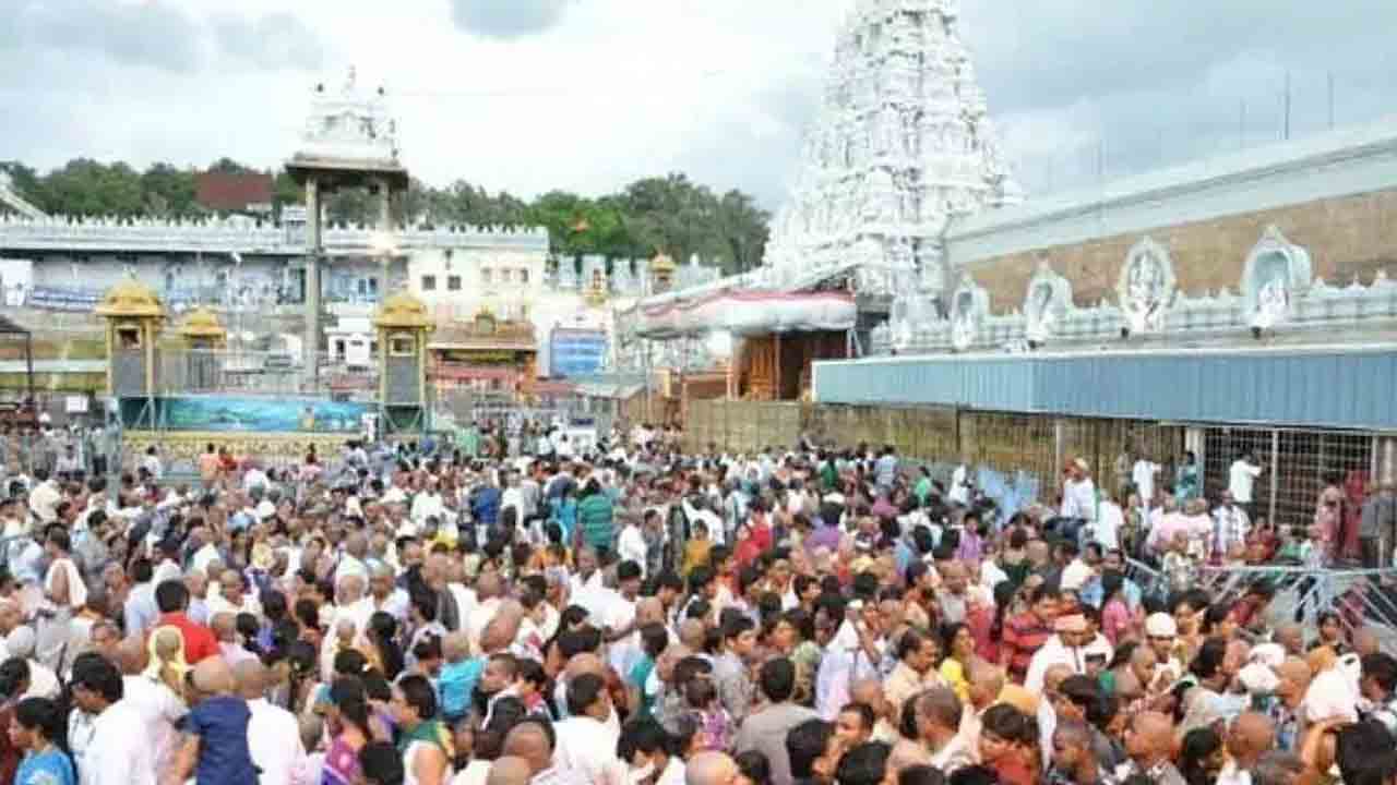 తిరుమలలో భారీ రద్దీ.. ఒక్కరోజే 91వేల మందికి స్వామివారి దర్శనం
