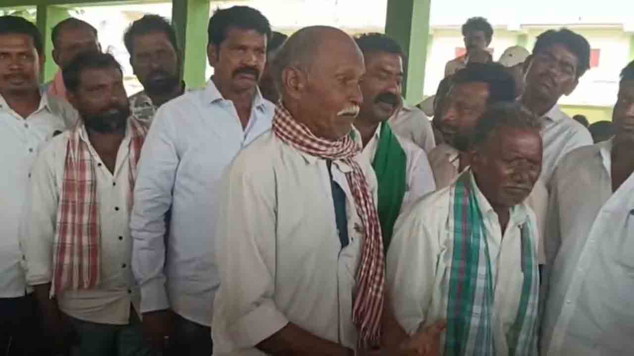 మొక్కజొన్న కొనుగోలు చేయాలని రోడ్డుపై రైతుల ధర్నా..భారీగా నిలిచిన వాహనాలు