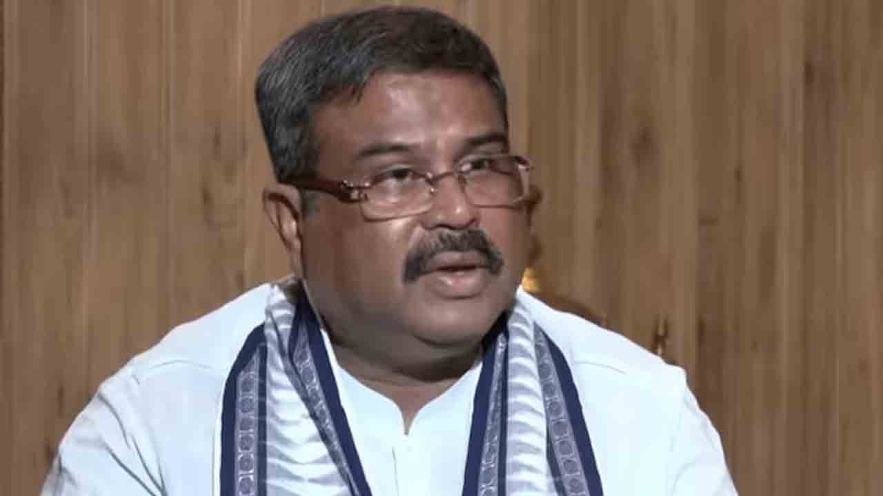 కేంద్ర విద్యాశాఖ మంత్రి ప్రధాన్‌ రాజీనామా చేయాలి.. విద్యార్థి సంఘాల ఆందోళన