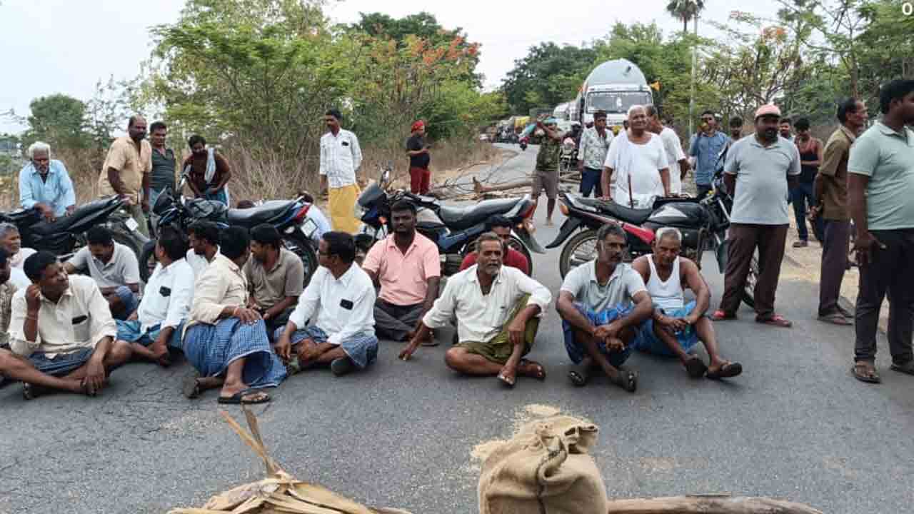 ధాన్యం కొనుగోలు చేయాలని రైతుల మెరుపు ధర్నా