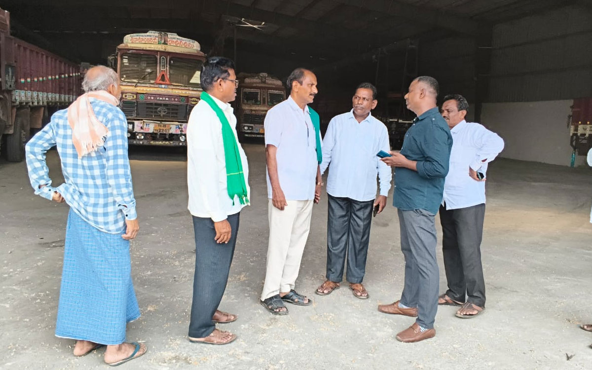 కారేప‌ల్లిలో మొక్కజొన్న స్టాక్ పాయింట్ల తనిఖీ