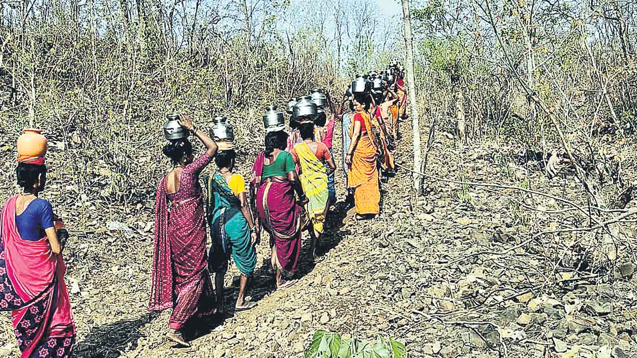 గుట్ట దిగితేనే.. గొంతు తడిచేది..