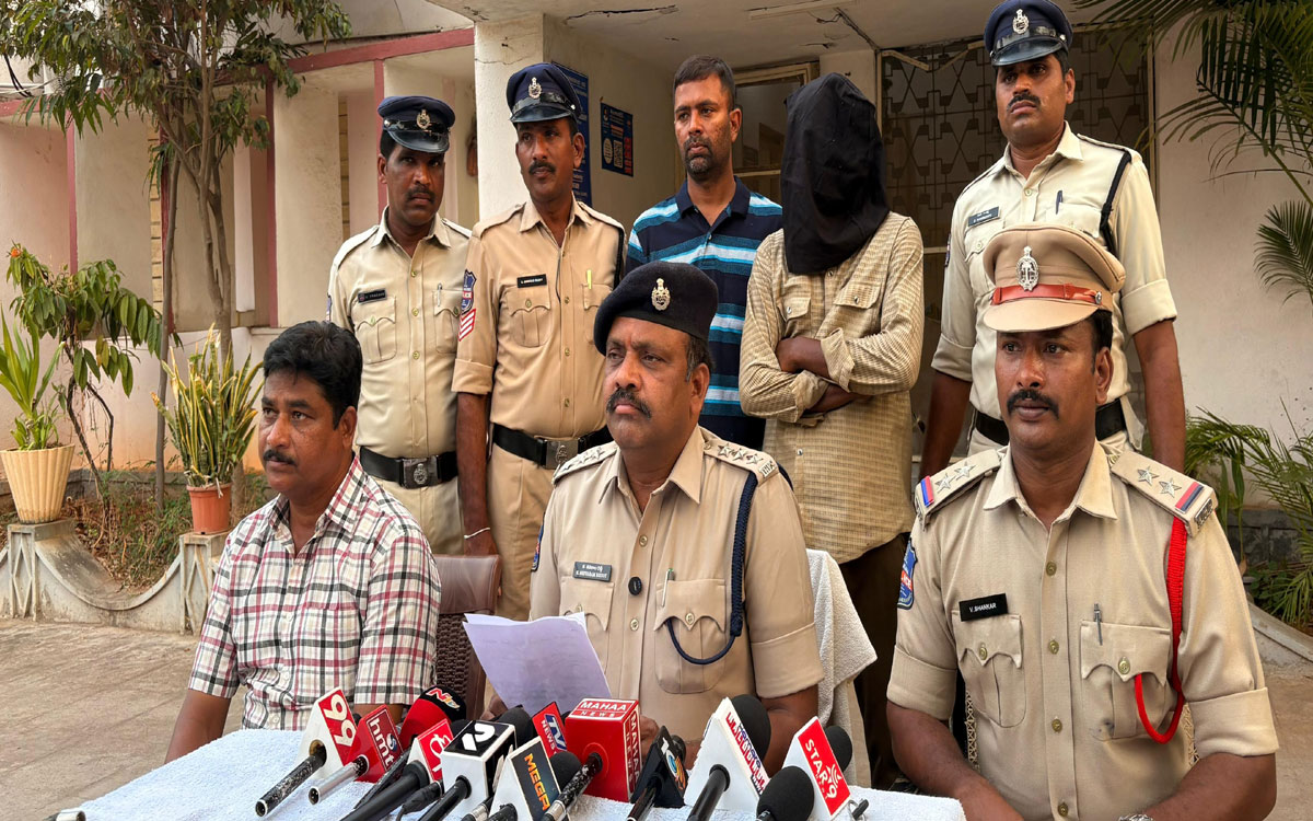 చైన్ స్నాచ‌ర్స్ ఇద్దరు అరెస్ట్‌