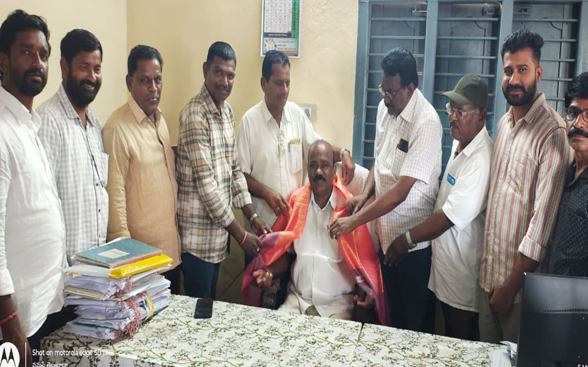 కారేపల్లి సొసైటీ చైర్మన్‌గా దుగ్గినేని శ్రీనివాసరావు బాధ్యతలు స్వీకరణ