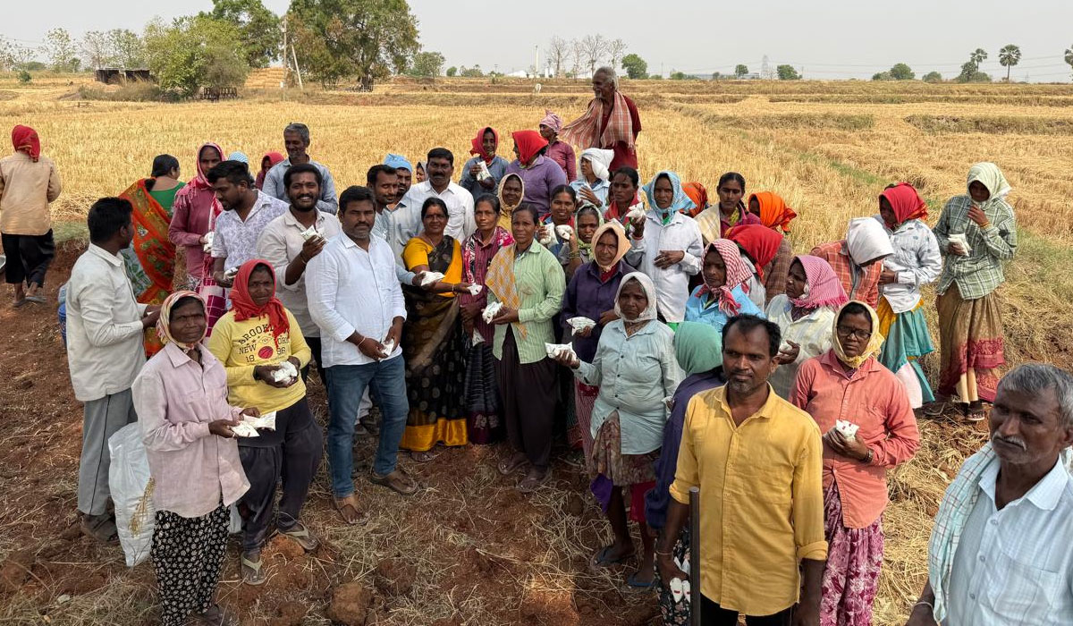 Mulkanoor | ముల్కనూర్‌లో ఈజీఎస్ కూలీలకు మజ్జిగ ప్యాకెట్ల పంపిణీ