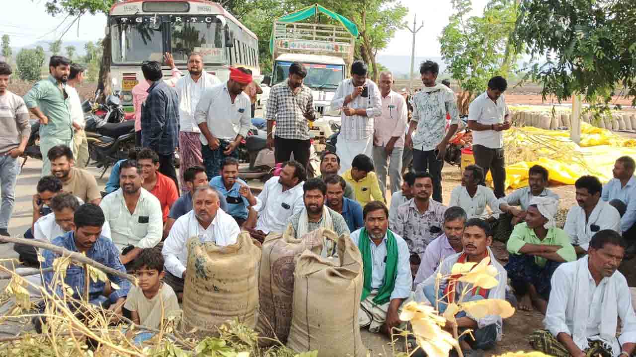 తడిసిన ధాన్యం కొనుగోలు చేయాలని రైతుల ఆందోళన