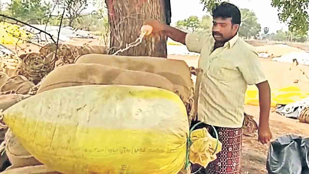 రైతు ఆత్మహత్యాయత్నం.. సూర్యాపేట జిల్లా బొప్పారంలో ఘటన