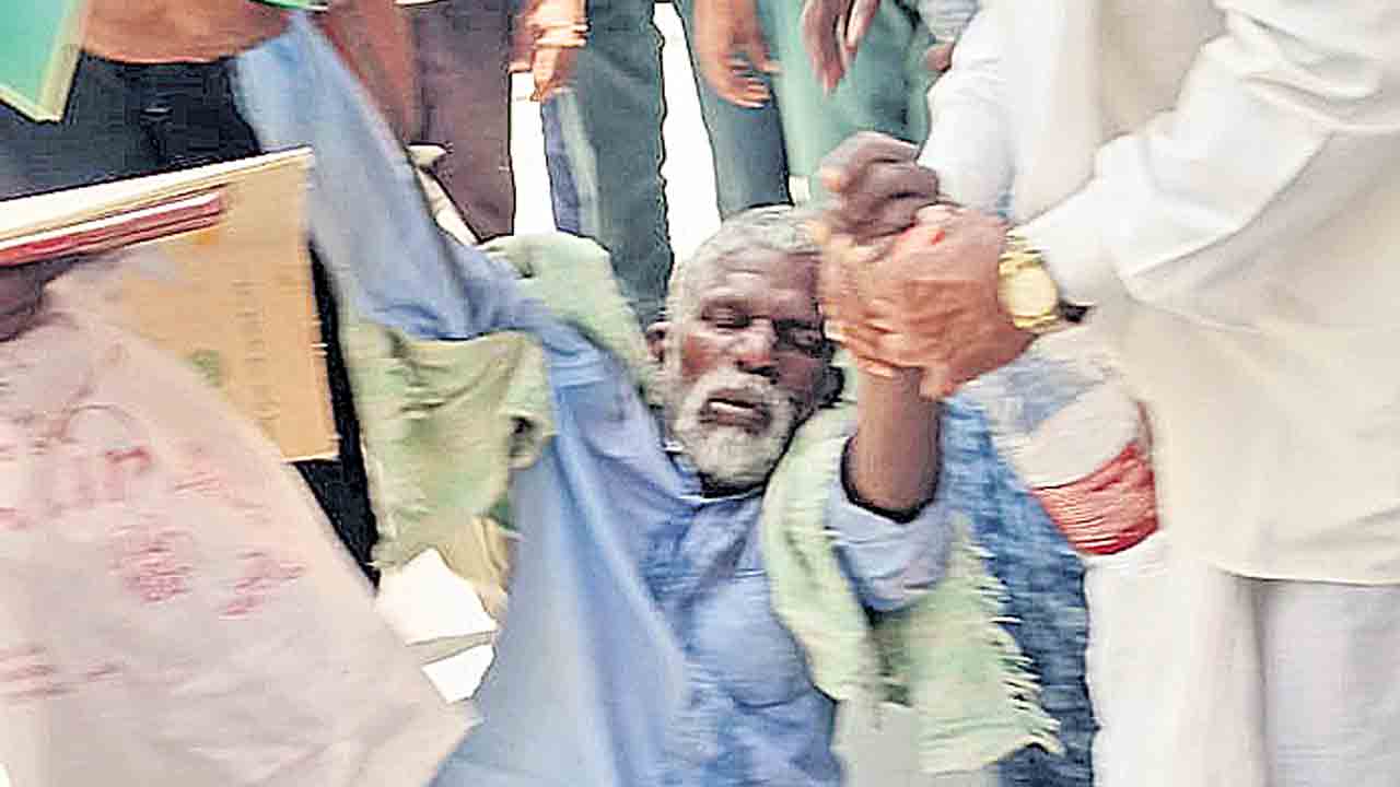 కలెక్టరేట్‌ ఎదుట రైతు ఆత్మహత్యాయత్నం