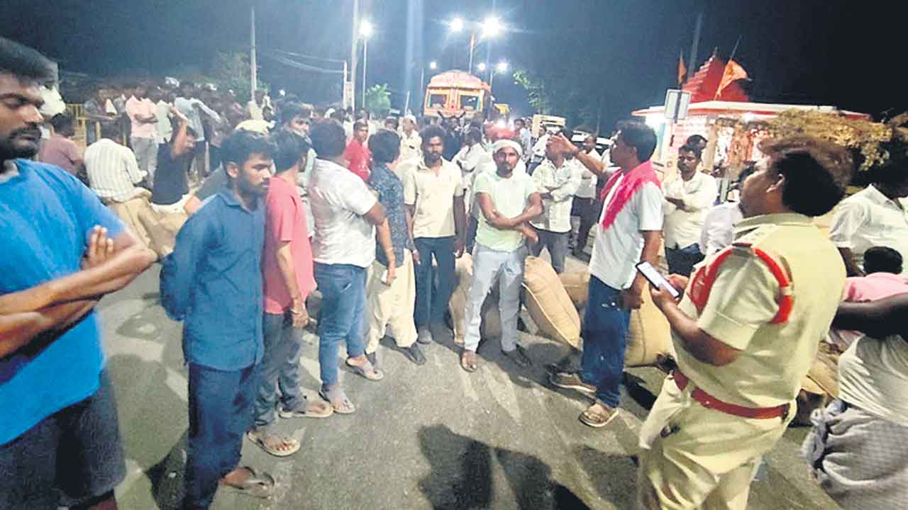 అర్ధరాత్రి అన్నదాతల ఆగ్రహం