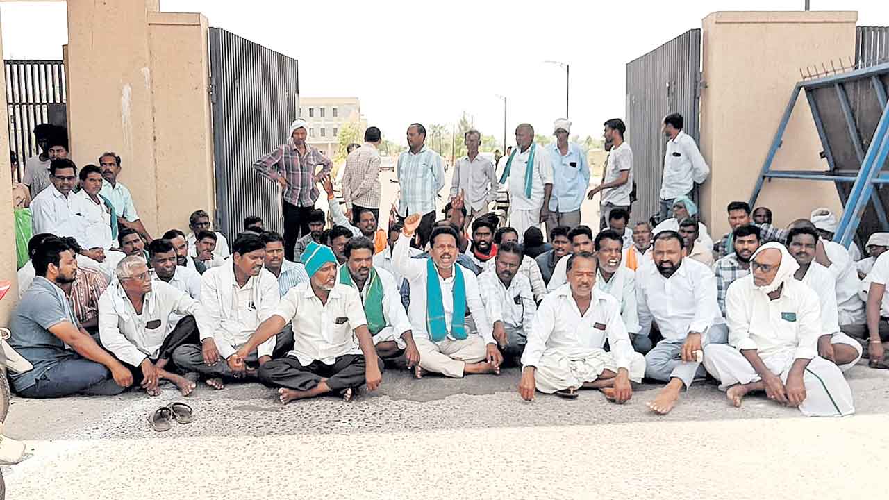 లారీలు, హమాలీలు, గన్నీ బ్యాగుల కొరత తీర్చాలి..