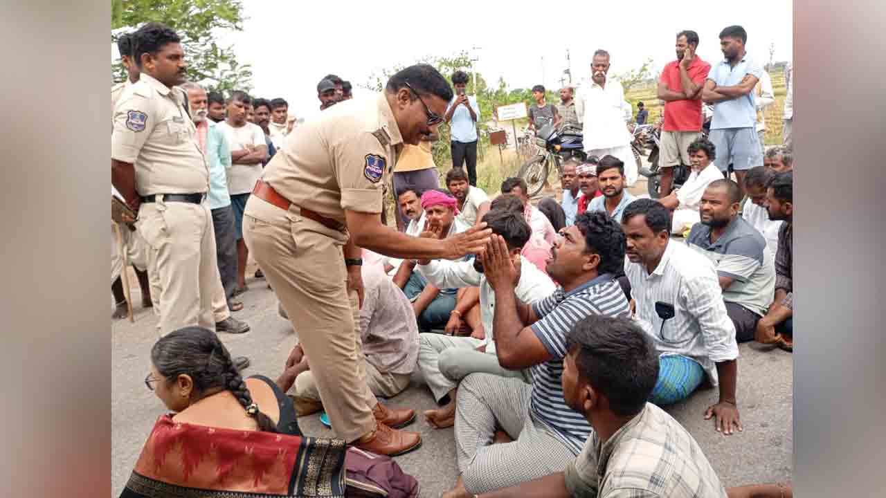 Kottapalli | ఐకేపీలో ధాన్యం కొంటలేరు.. లారీలు లేవంటూ రైతుల రాస్తారోకో..!