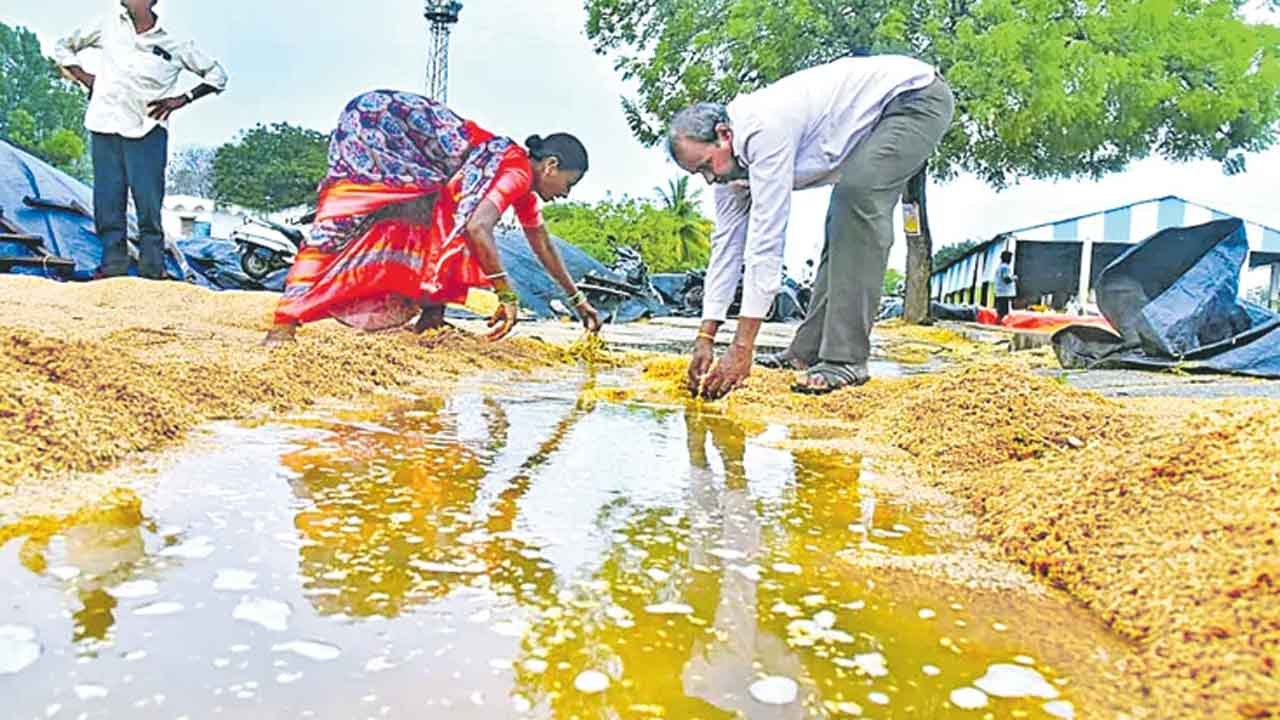 కొనుగోళ్లు..కన్నీళ్లు