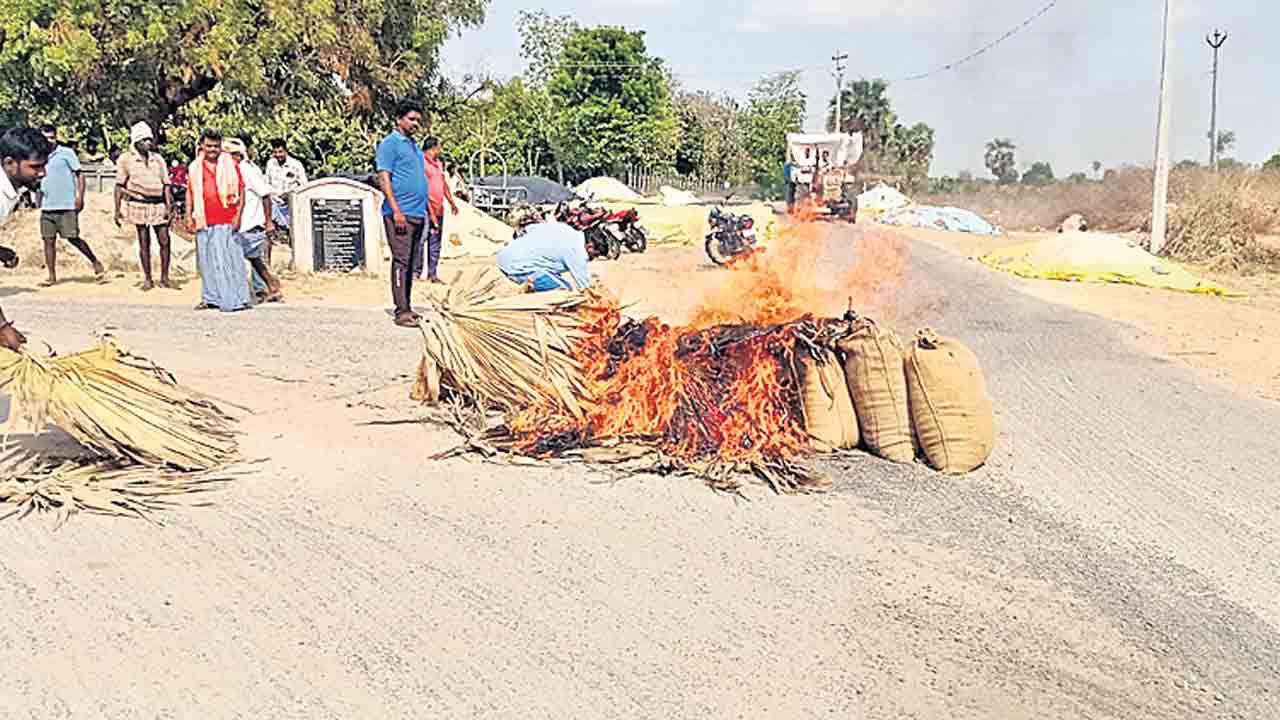అధికారులపై ఆగ్రహం.. ధాన్యం దగ్ధం