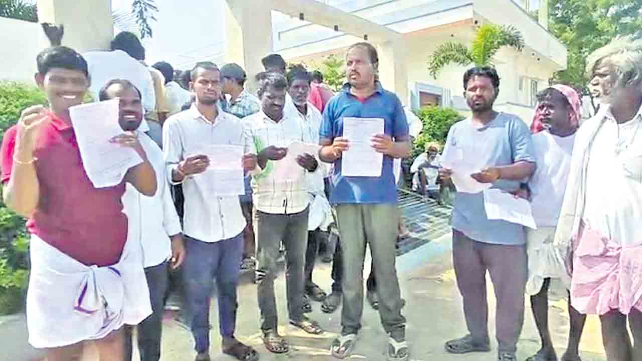 టోకెన్‌లిచ్చి.. సంచులు ఇస్తలే..