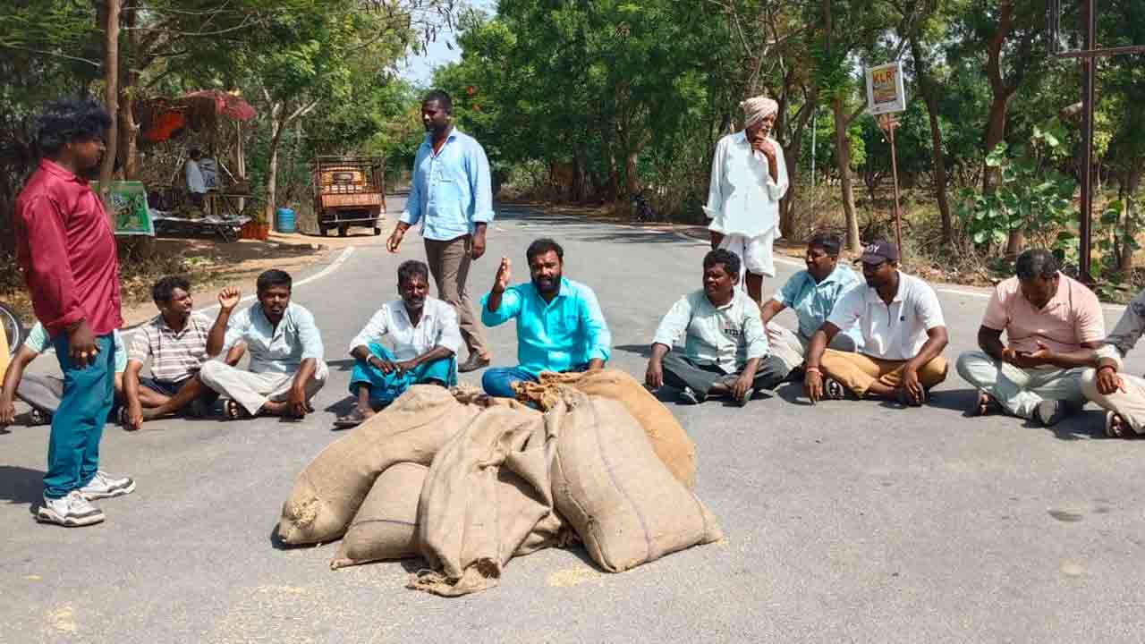 Farmers Protest | ధాన్యం కొనుగోలులో కాంగ్రెస్ సర్కార్ నిర్లక్ష్యం.. రోడ్డెక్కి ధర్నా చేపట్టిన నమిలే రైతులు