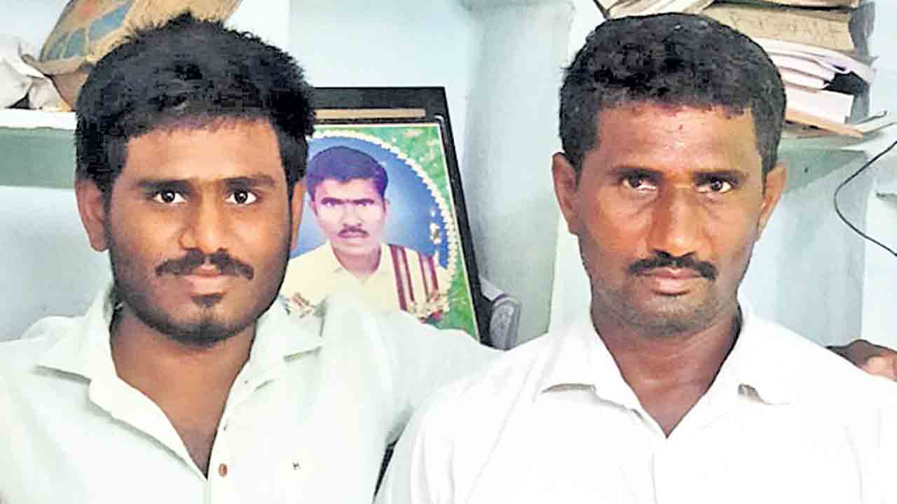 Mulugu | ములుగు జిల్లా కర్లపల్లిలో విషాదం..లేగ దూడను కాపాడపోయి తండ్రీకొడుకుల మృతి