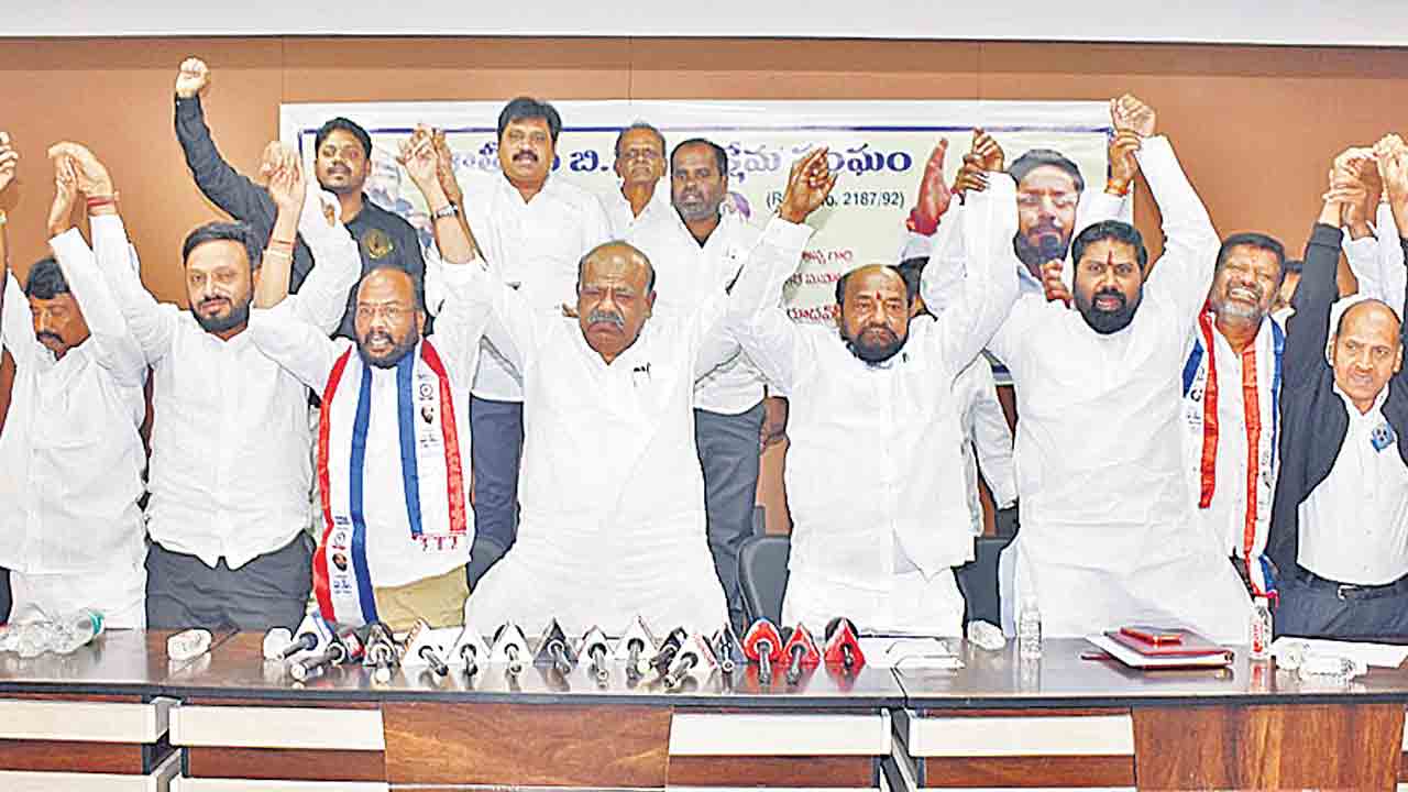 బీసీలను అణగదొక్కేందుకు ఫీజులపై కుట్రలు.. రీయింబర్స్‌మెంట్‌ బకాయిలు వెంటనే విడుదల చేయాలి