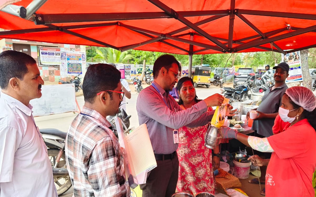 నల్లగొండ పట్టణంలో ఫుడ్ సేఫ్టీ ఆన్ వీల్స్ ఆకస్మిక తనిఖీలు