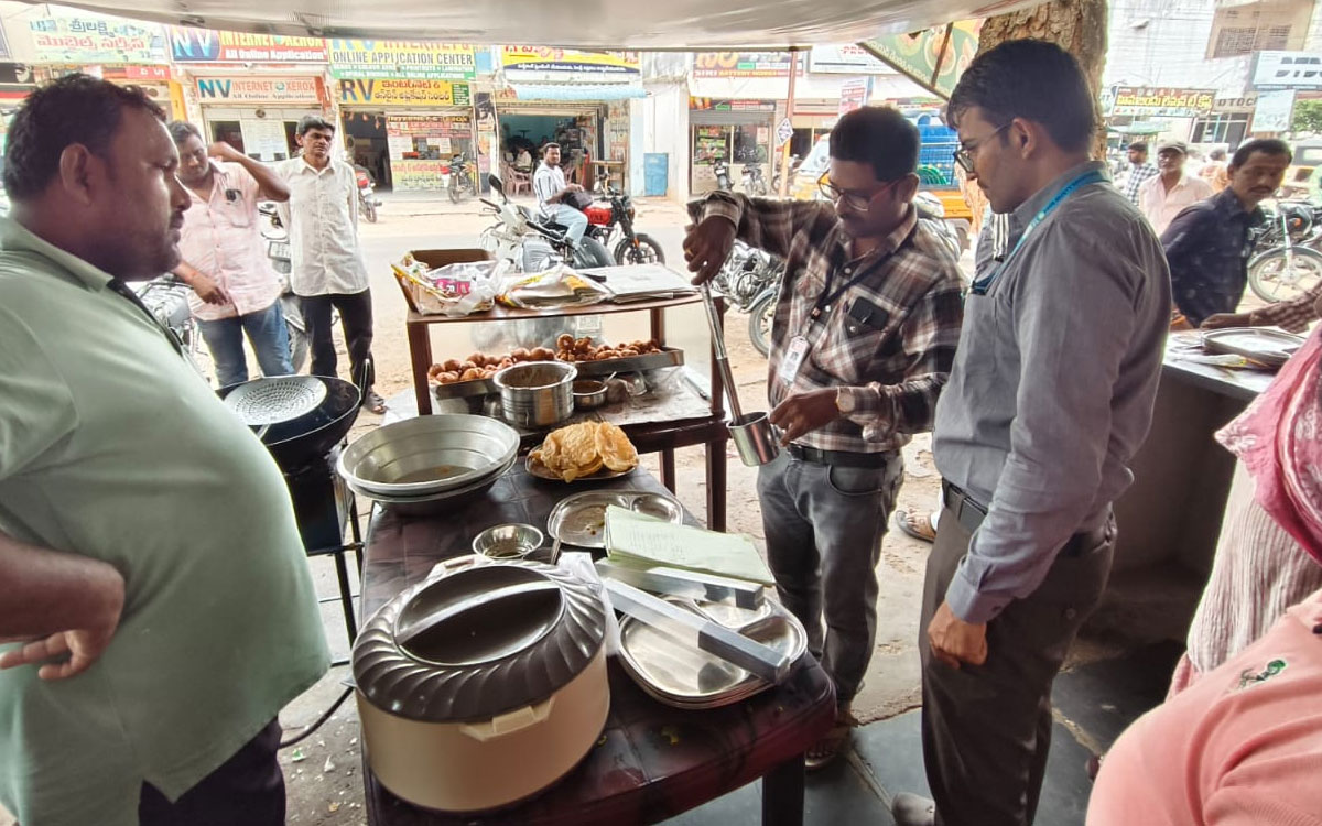 నల్లగొండ పట్టణంలో ఫుడ్ సేఫ్టీ ఆన్ వీల్స్ ఆకస్మిక తనిఖీలు