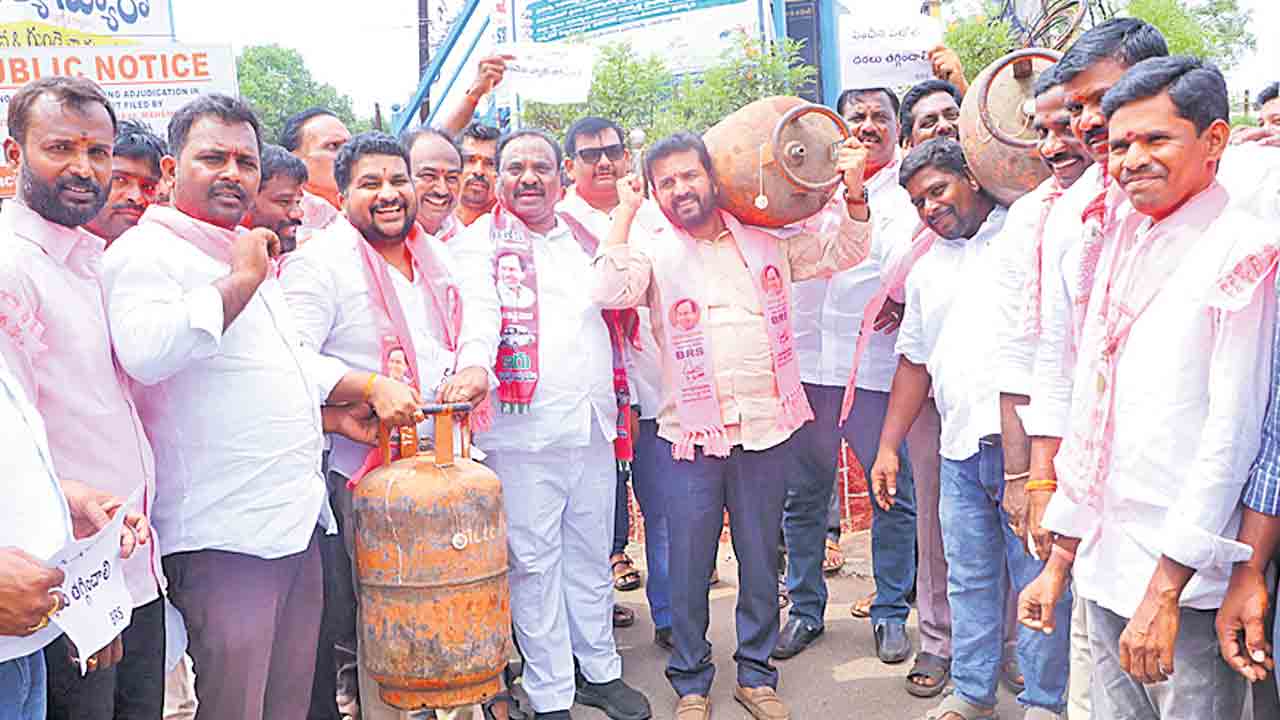 పెరిగిన పెట్రోల్, డీజిల్ ధరలపై నిరసన జ్వాల