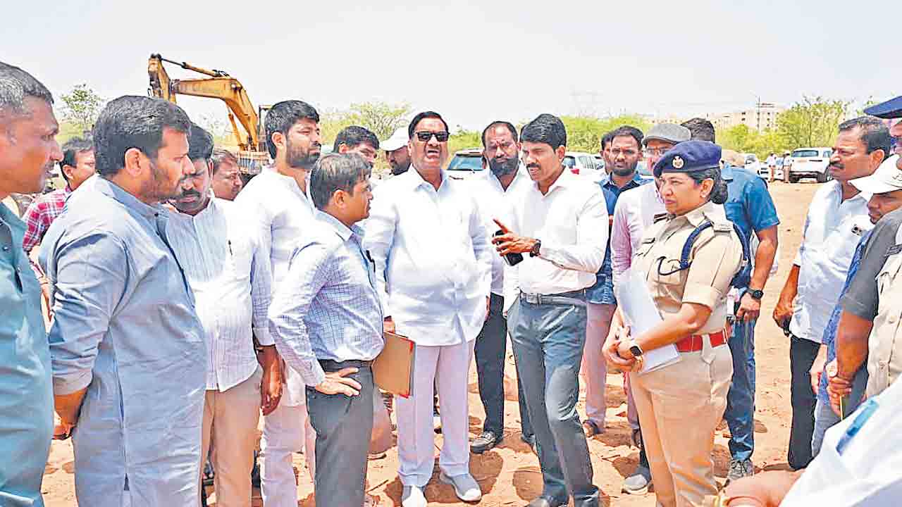 పోలీసు పహారాలో కోహెడ మార్కెట్‌ భూములు