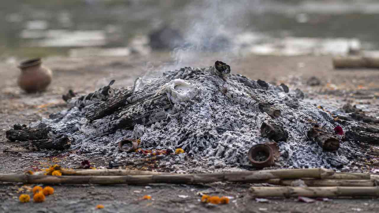 Funeral Tragedy | కోమాలో తల్లిదండ్రులు.. గత్యంతరం లేక అన్నకు చెల్లె అంత్యక్రియలు
