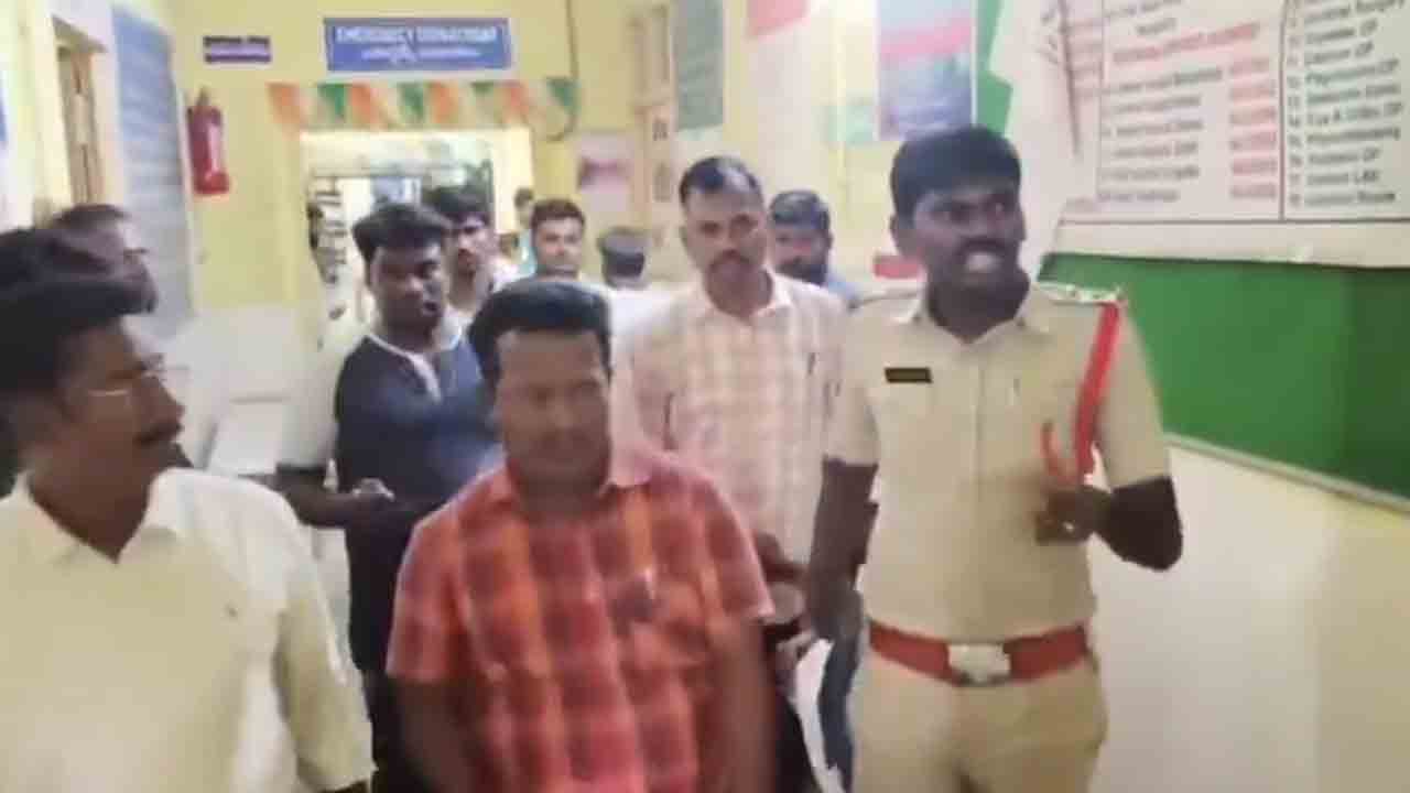 Gadwala | మార్చురీలో ఫ్రీజర్లు లేవని మృతదేహాలను ఆరుబయటే వదిలేసిన అధికారులు