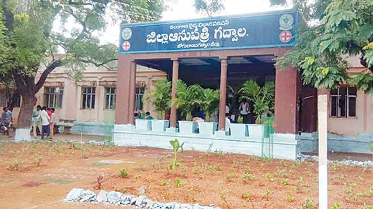 Gadwal | గద్వాల ప్రభుత్వాస్పత్రిలో దయనీయ పరిస్థితులు.. ఫ్రీజర్లు పనిచేయకపోవడంతో మార్చురీ బయటే మృతదేహం